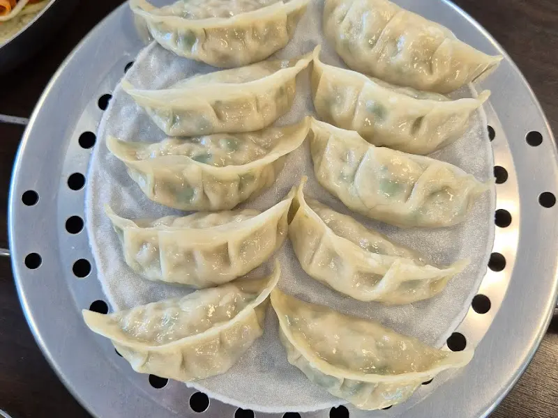 윤기가 자르르 흐르는 만두