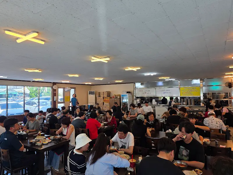 손님들로 가득 찬 내부