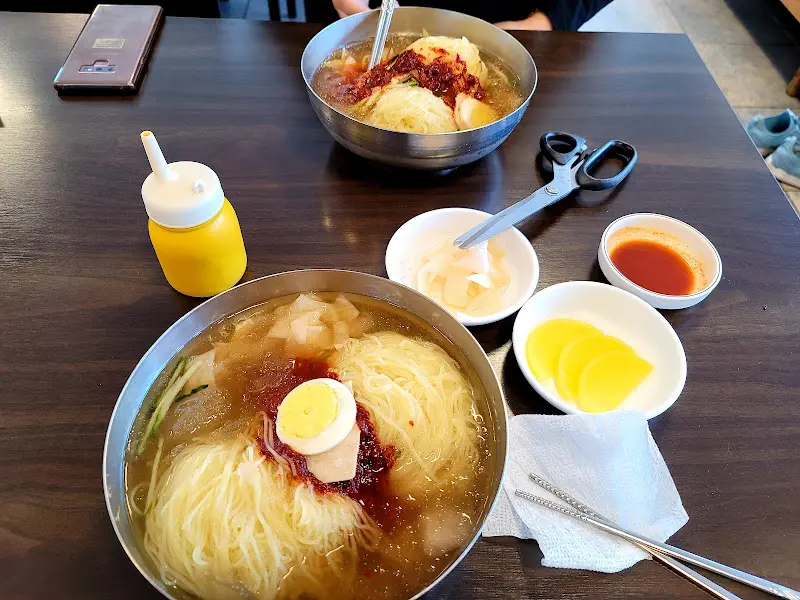 테이블 위에 놓인 밀면