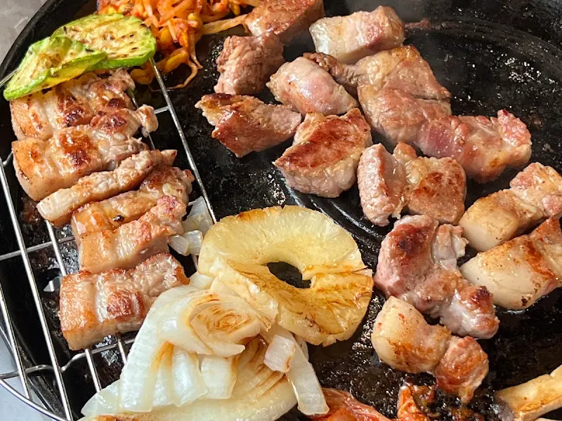 잘 구워진 삼겹살과 파인애플, 양파