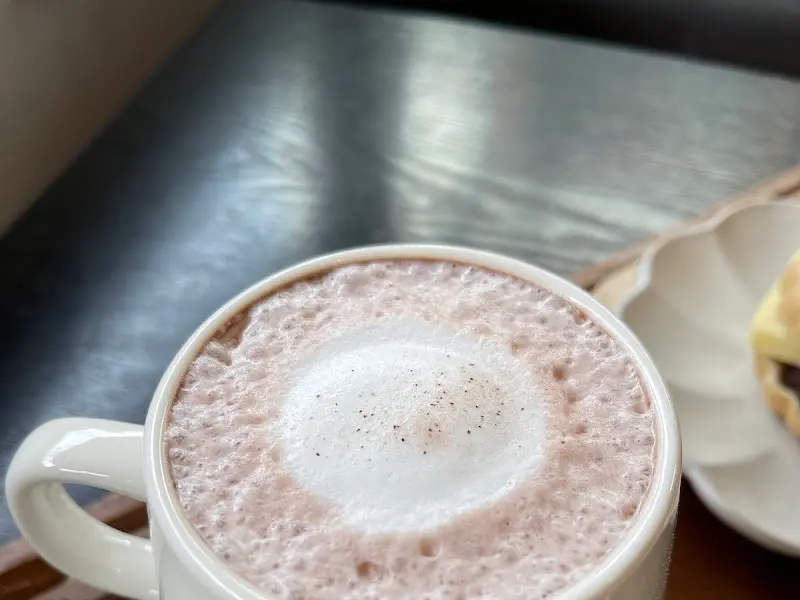 팥 라떼 위에 떠있는 하얀 거품