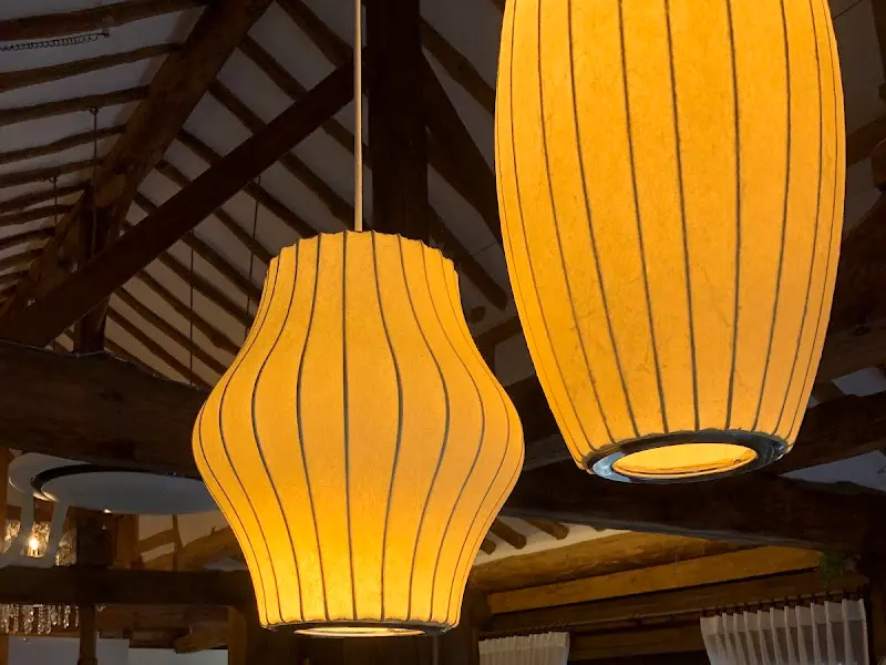 차경 카페 내부의 조명