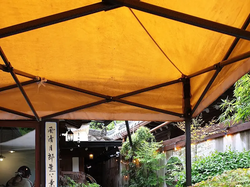 차경 카페의 야외 테이블