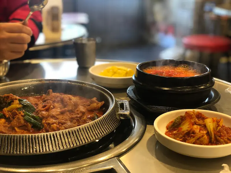 불고기, 순두부찌개, 쌈 채소