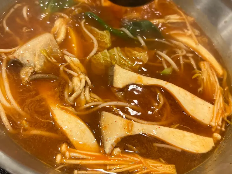 전골 속 만두와 채소