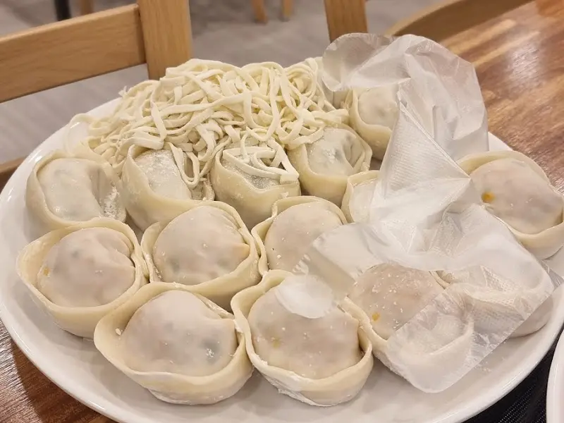 포장된 만두와 칼국수