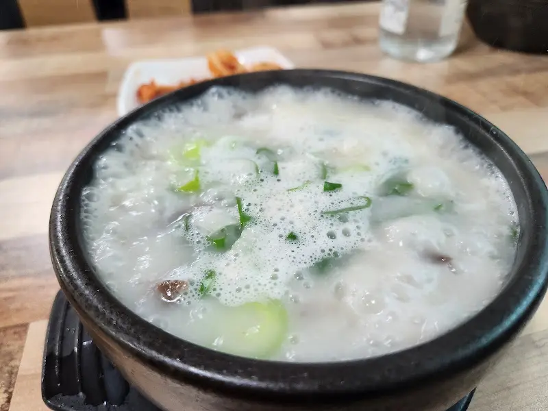 뽀얀 국물의 소머리국밥