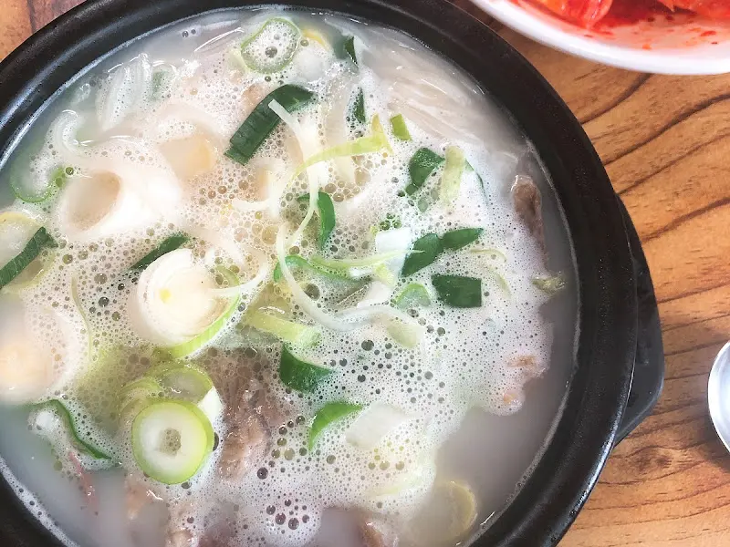 소머리 고기와 파가 가득한 국밥