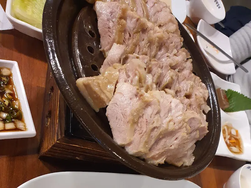 윤기가 흐르는 가브리살 수육