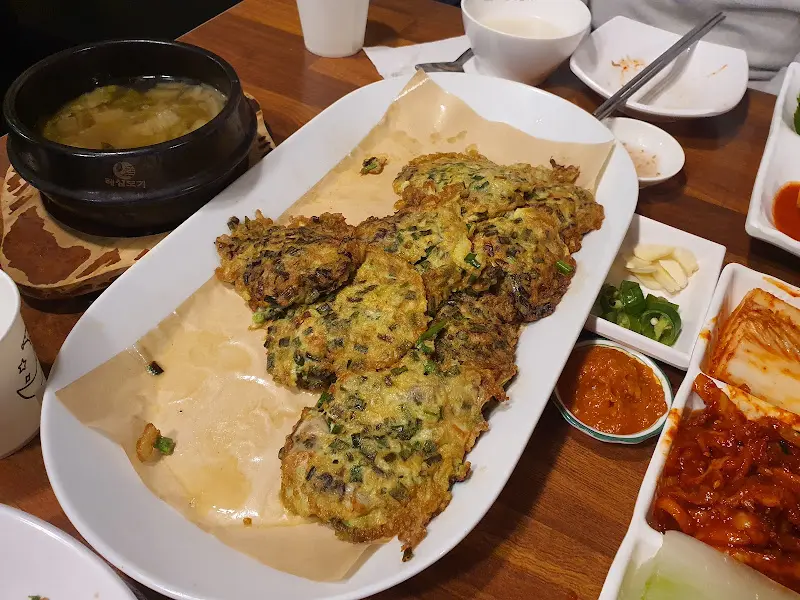 큼지막하게 부쳐진 굴전