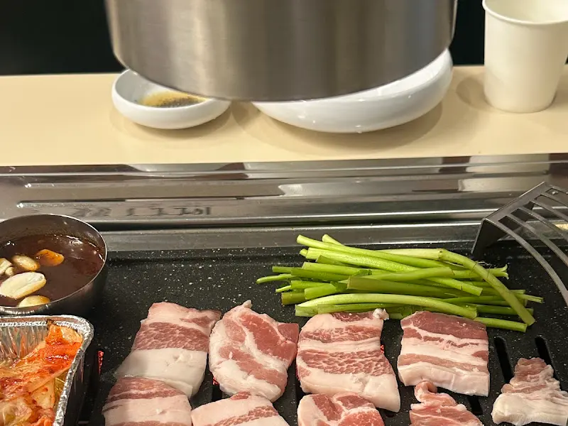 불판 위에서 익어가는 삼겹살