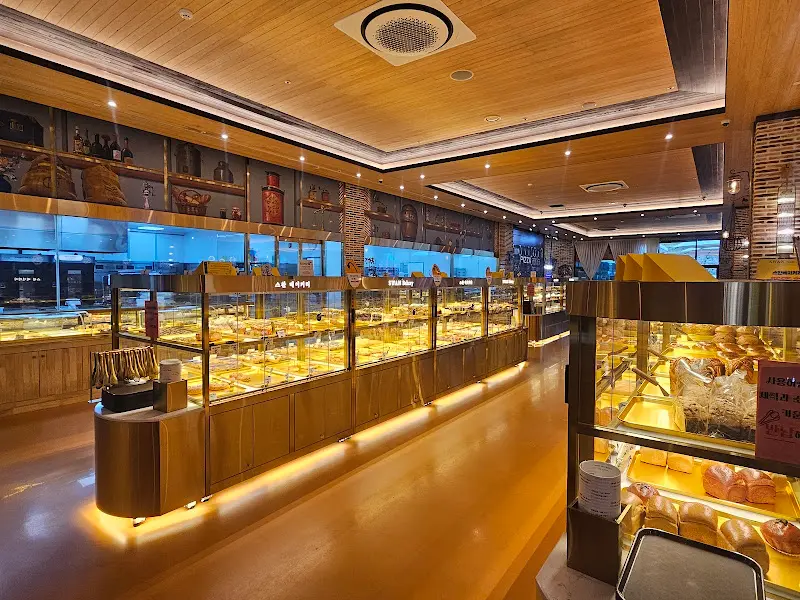 스완베이커리카페 내부, 다양한 빵들이 진열되어 있다.