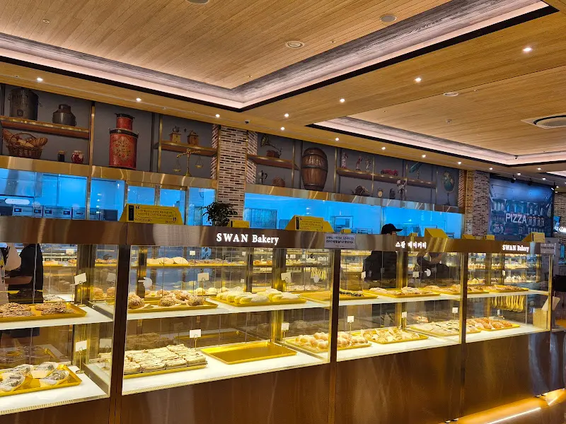 스완베이커리카페 내부, 베이커리 진열대