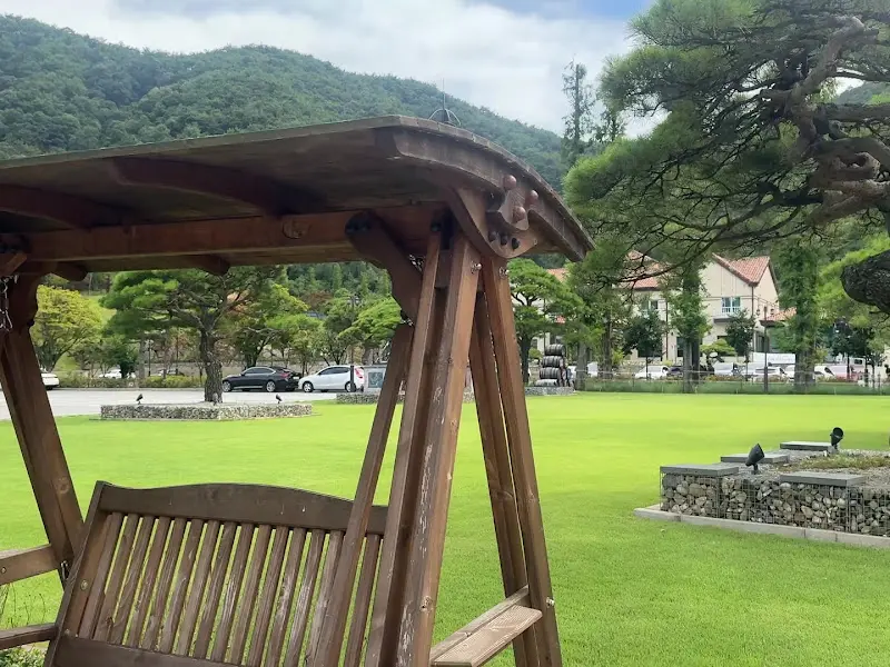 스완베이커리카페 외부, 그네 의자