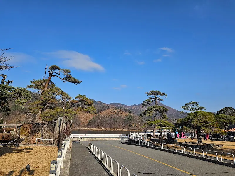 스완베이커리카페 진입로