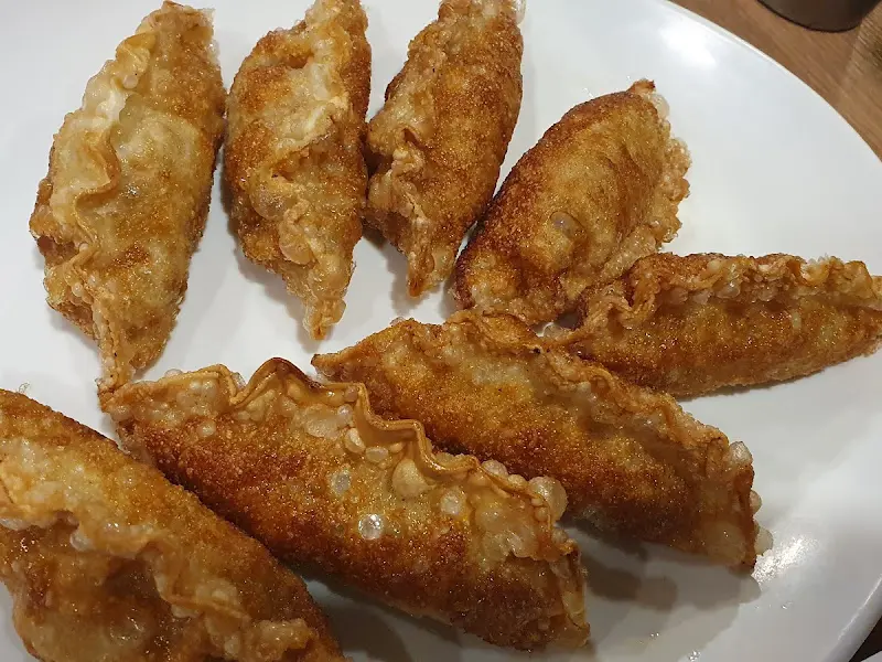 노릇하게 튀겨진 군만두