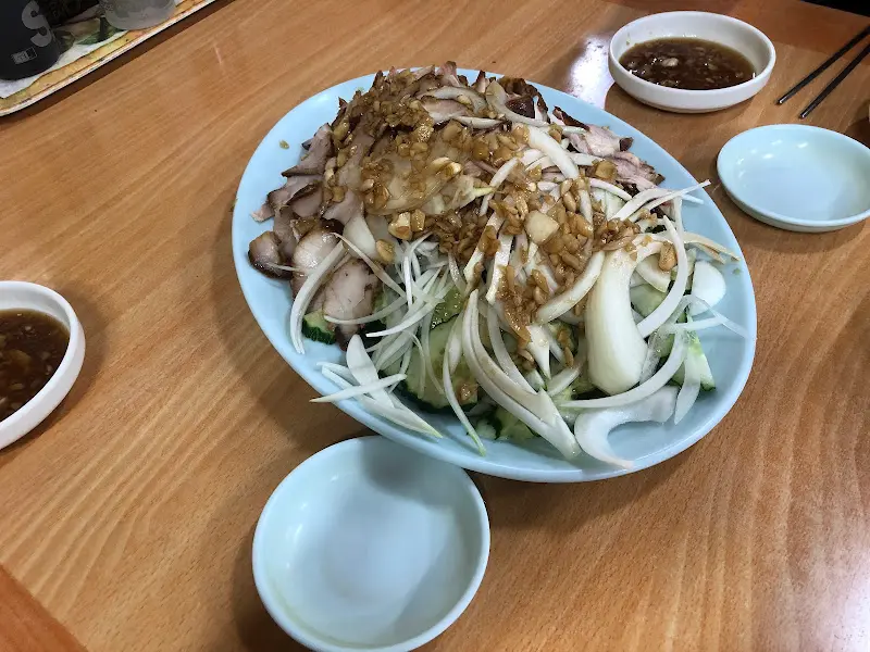 마늘과 오이가 듬뿍 올려진 오향장육