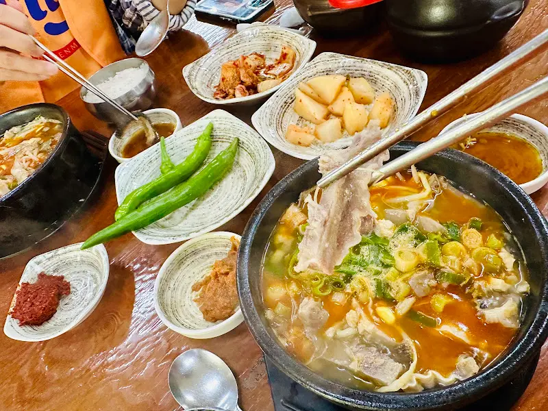 푸짐한 선지해장국 한상차림