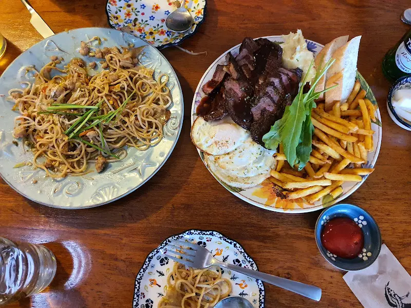 스테이크 덮밥과 팟타이