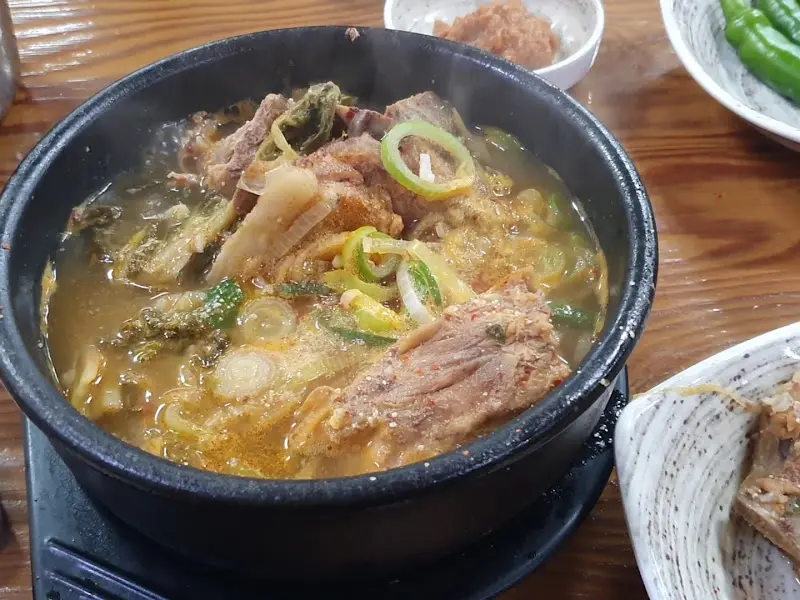 푸짐한 뼈해장국