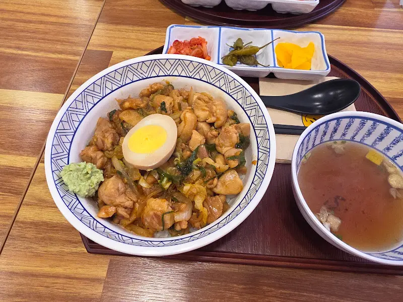 정갈하게 담긴 덮밥 한 상