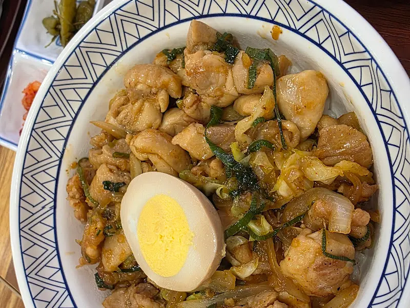 불맛 가득한 가라아게 덮밥