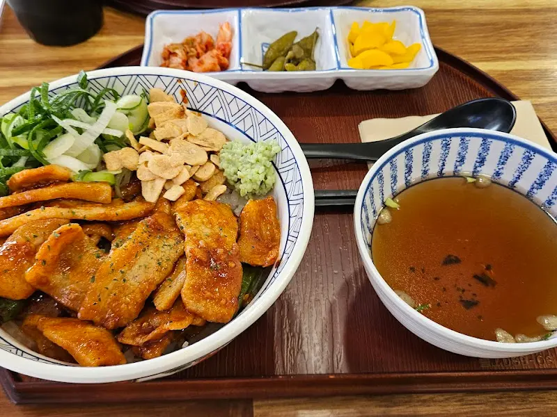 깔끔한 인테리어와 맛있는 덮밥
