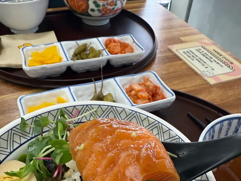 윤기가 흐르는 연어장 덮밥