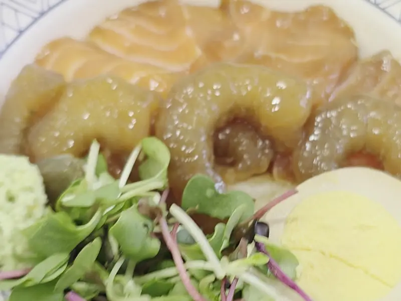 덮밥 위에 올라간 윤기있는 새우장