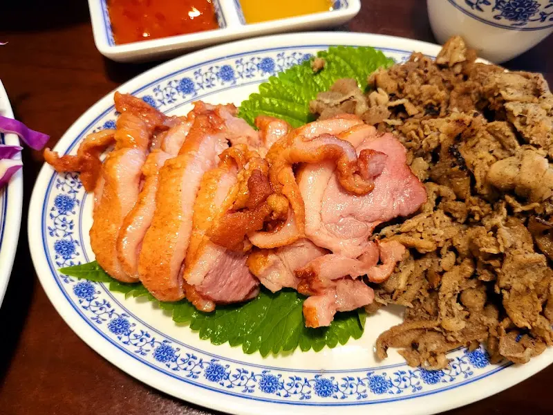 돼지고기와 오리고기가 담긴 접시