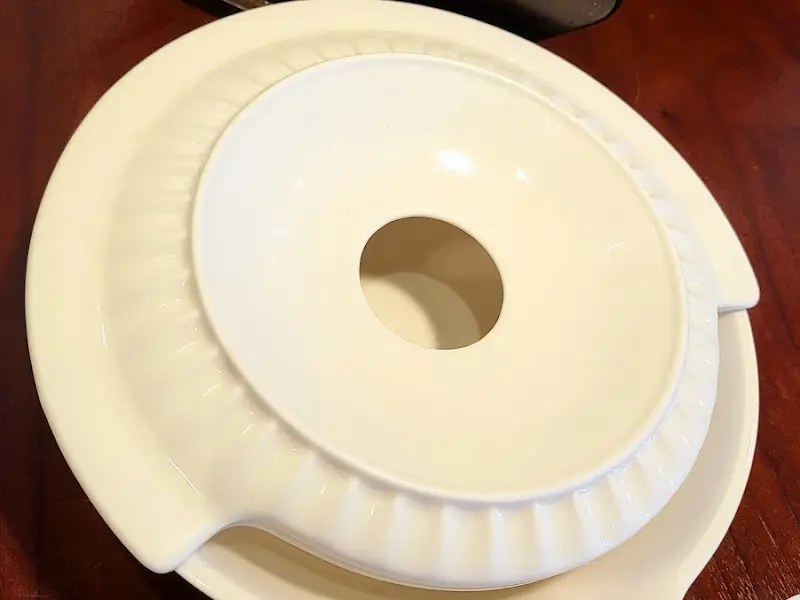 쌀국수가 담긴 뚝배기 뚜껑