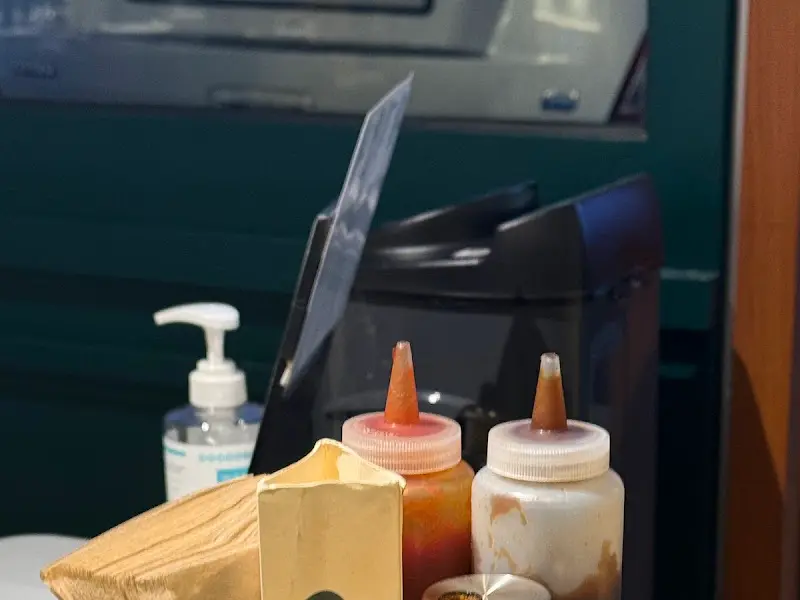 테이블에 놓인 소스