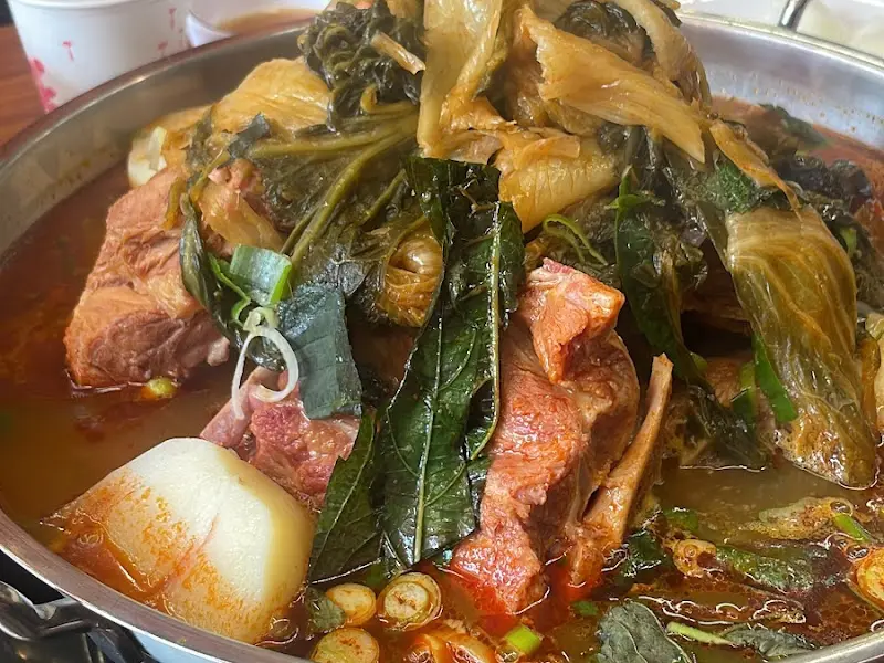 푸짐한 감자탕 한 그릇