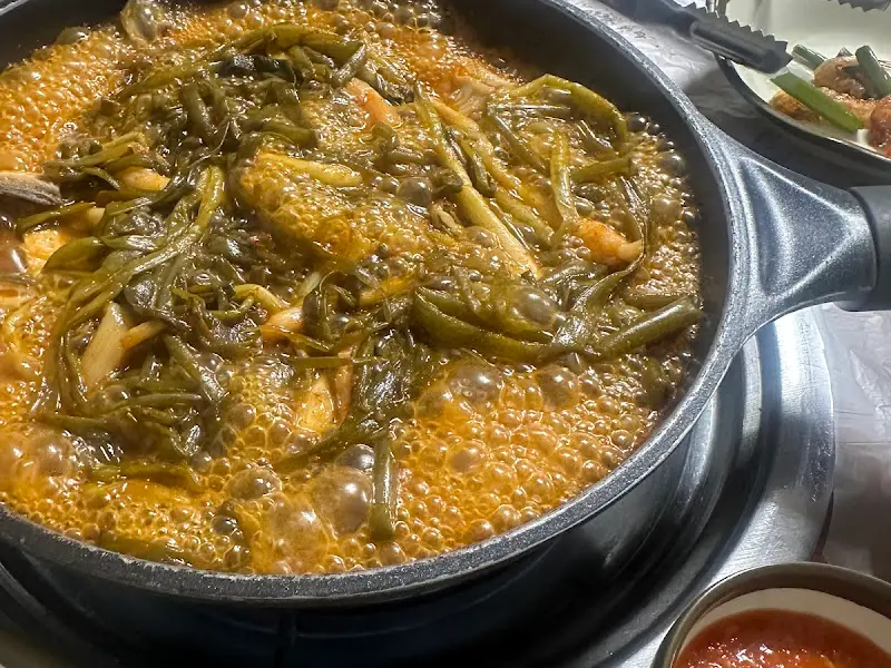 끓고 있는 파김치 장어