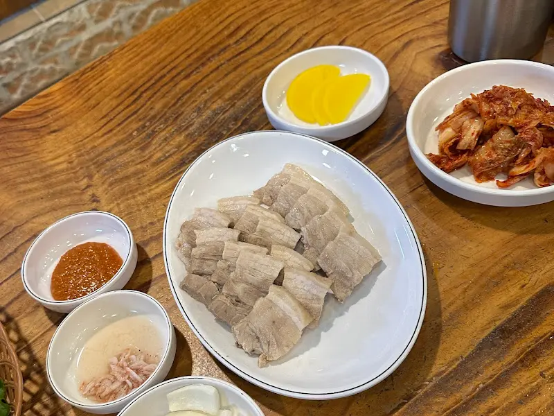 윤기가 흐르는 김화칼국수의 수육