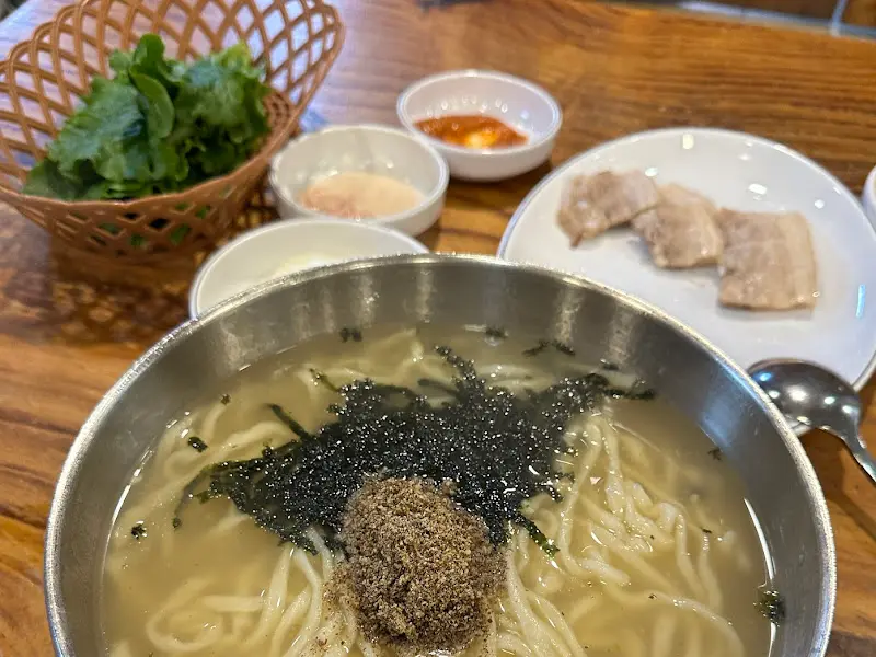 김가루와 들깨가루가 듬뿍 뿌려진 칼국수