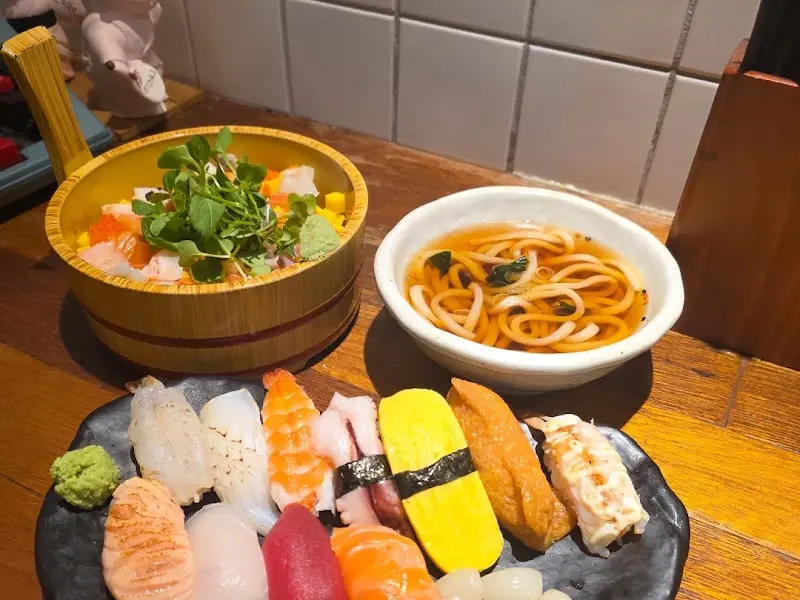 모듬 초밥과 흐트러진 덮밥