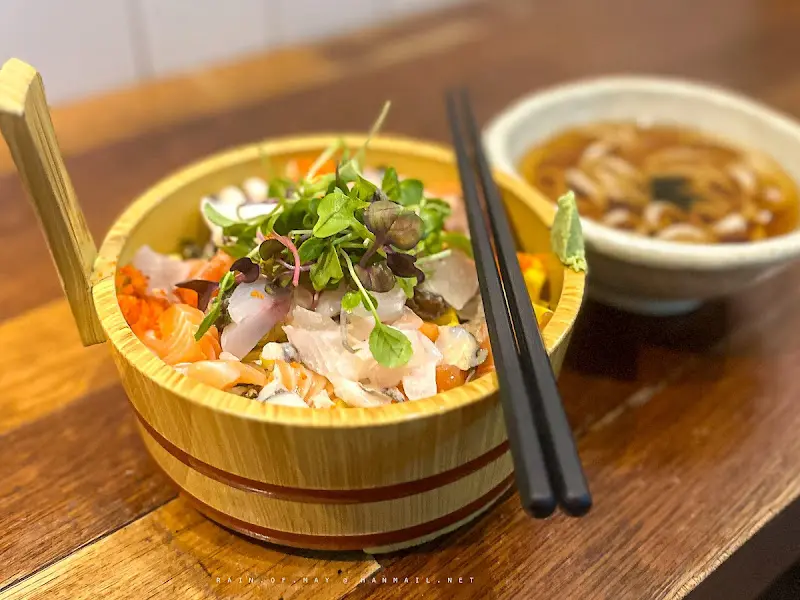 흐트러진 덮밥과 젓가락