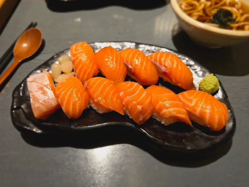 윤기가 흐르는 연어 초밥