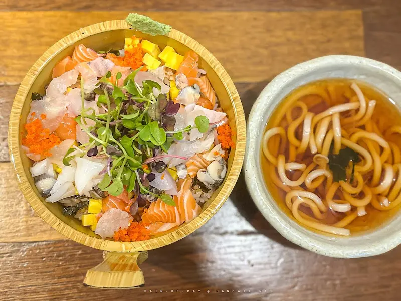 흐트러진 덮밥과 미니 우동