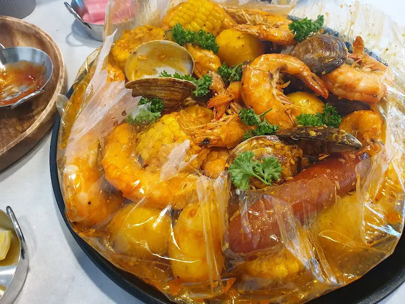 해산물, 소시지, 옥수수, 감자 등이 푸짐하게 담긴 봉지 해물찜