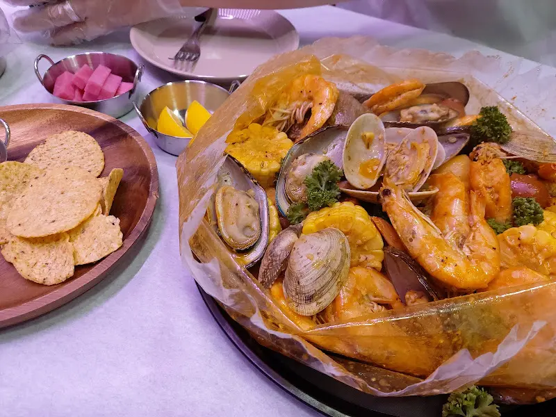 새우, 조개, 홍합 등 다양한 해산물이 담긴 봉지 해물찜