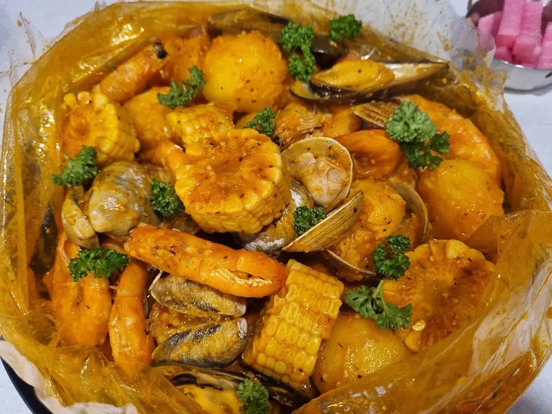 해산물과 옥수수, 감자가 붉은 양념에 버무려진 봉지 해물찜