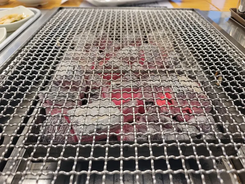 숯불 위에서 구워지는 장어