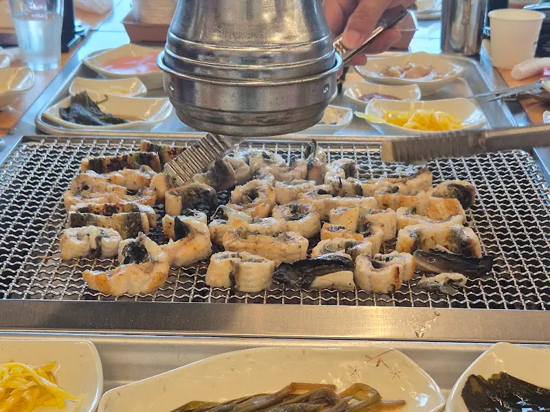 불판 위에서 익어가는 장어