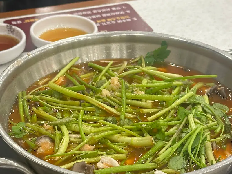 미나리가 듬뿍 올려진 칼국수