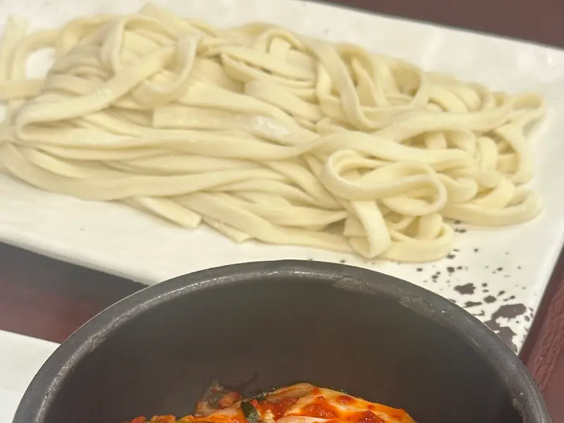 탱탱한 칼국수 면발과 김치