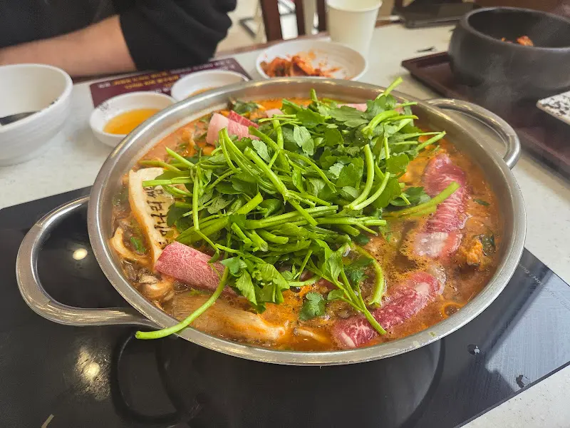 차돌박이와 미나리가 들어간 칼국수