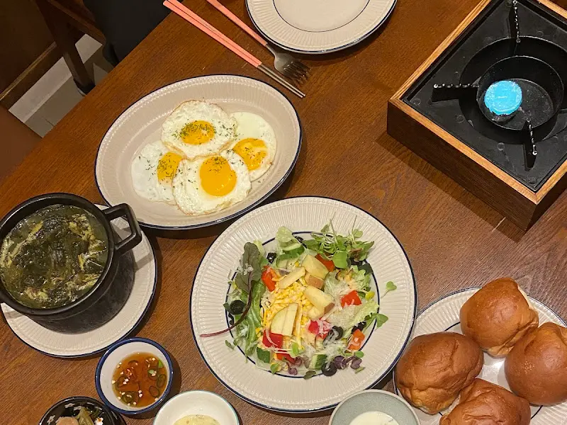 밑반찬으로 나온 계란 후라이, 샐러드, 모닝빵