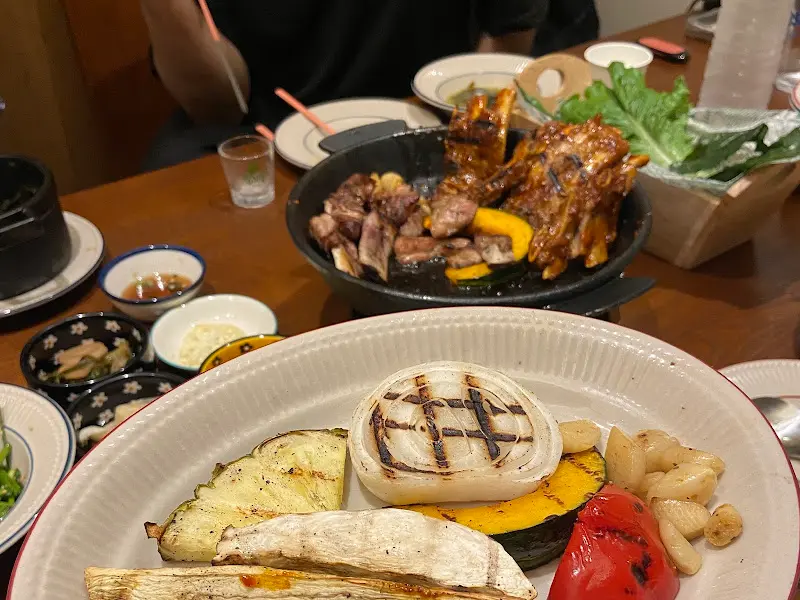 갈비와 구운 야채